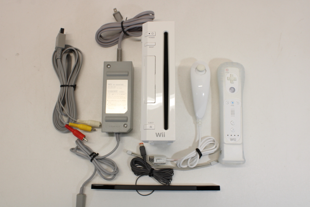 Nintendo Wii RVL-001 (USA) White Game Console Bundle ( No Motion Sensor)