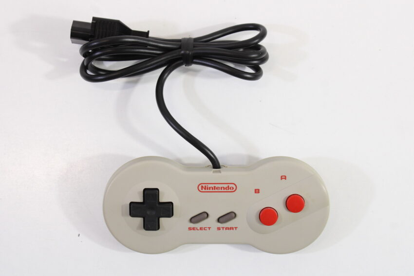 AV Famicom Console "New Famicom" Controller x1 AC Adapter AV Cable & NES Pin Converter Has Cigarette Odor (C) Nintendo Famicom FC