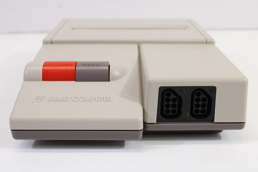 AV Famicom Console "New Famicom" Controller x1 AC Adapter AV Cable & NES Pin Converter Has Cigarette Odor (C) Nintendo Famicom FC