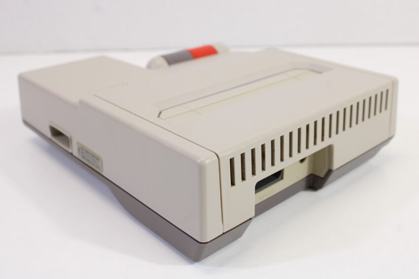 AV Famicom Console "New Famicom" Controller x1 AC Adapter AV Cable & NES Pin Converter Has Cigarette Odor (C) Nintendo Famicom FC