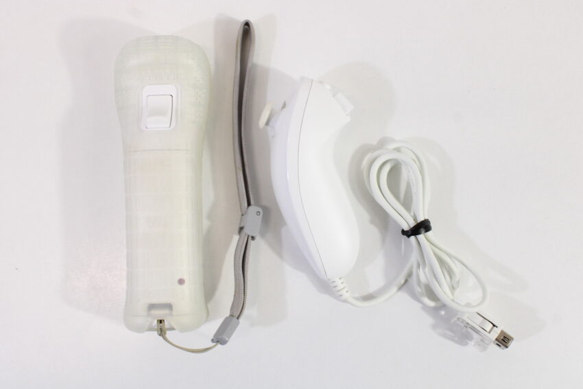 North American Nintendo Wii White Console 8 Games Controller Cables RVL-001(USA) (B)