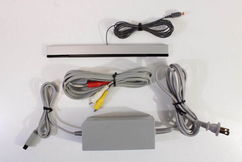 North American Nintendo Wii White Console 8 Games Controller Cables RVL-001(USA) (B)