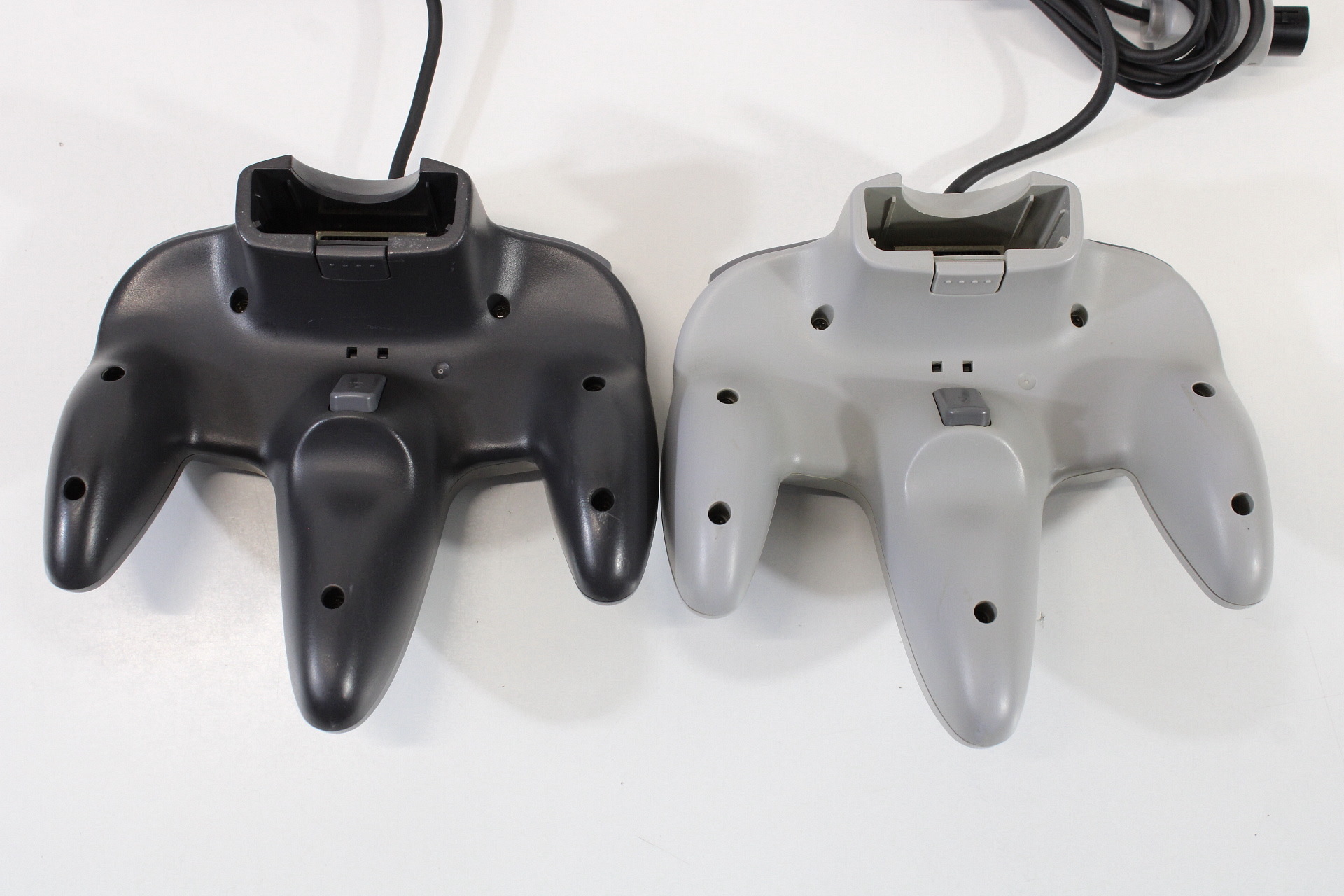 Lot of 2 Official Nintendo 64 Controller Gray & Black x Gray 6~7/10 Tight Stick N64 (B)