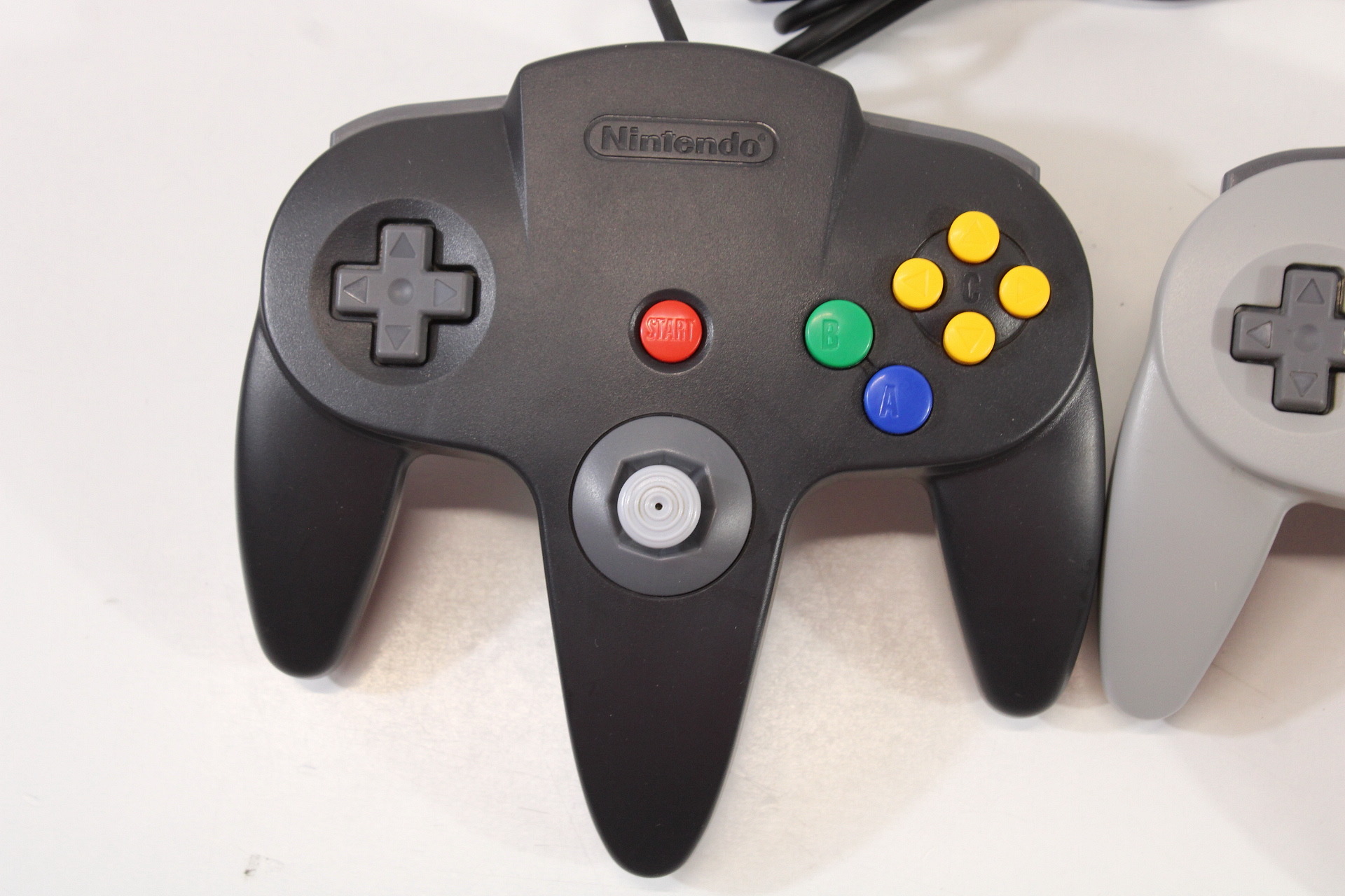 Lot of 2 Official Nintendo 64 Controller Gray & Black x Gray 8/10 Tight Stick N64 (B)