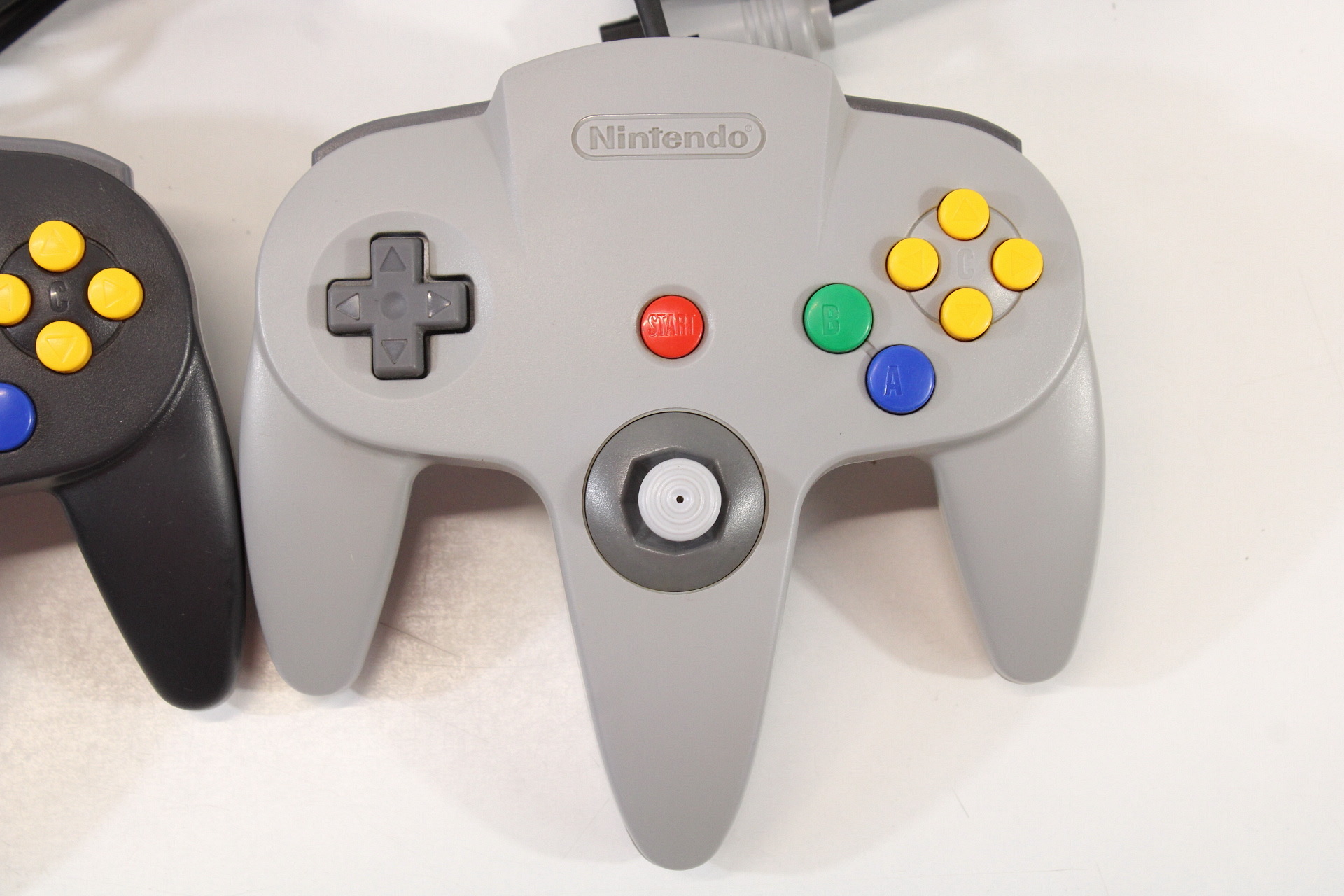 Lot of 2 Official Nintendo 64 Controller Gray & Black x Gray 8/10 Tight Stick N64 (B)