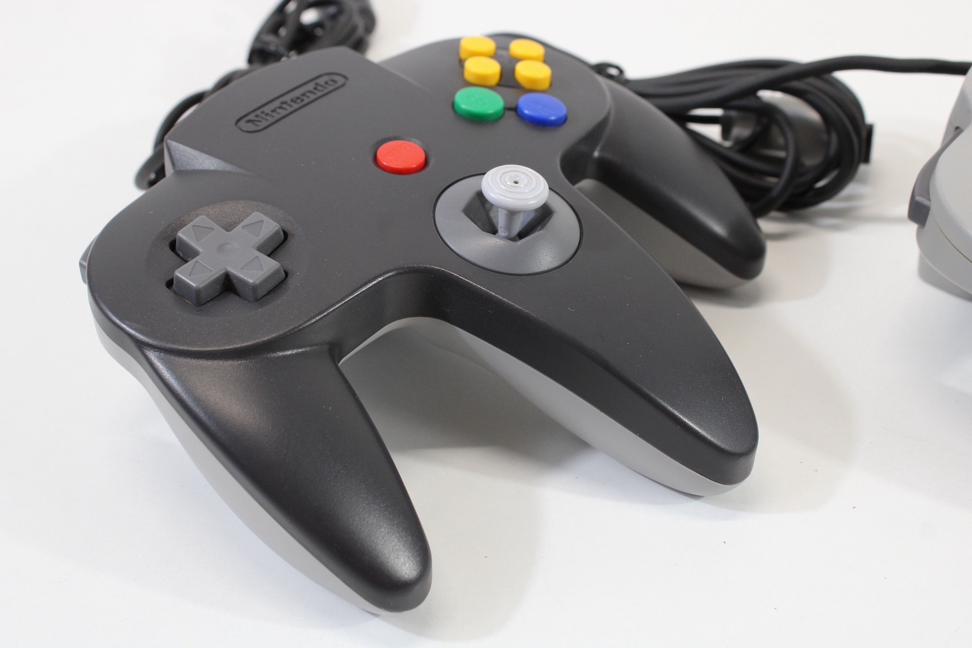 Lot of 2 Official Nintendo 64 Controller Gray & Black x Gray 8/10 Tight Stick N64 (B)