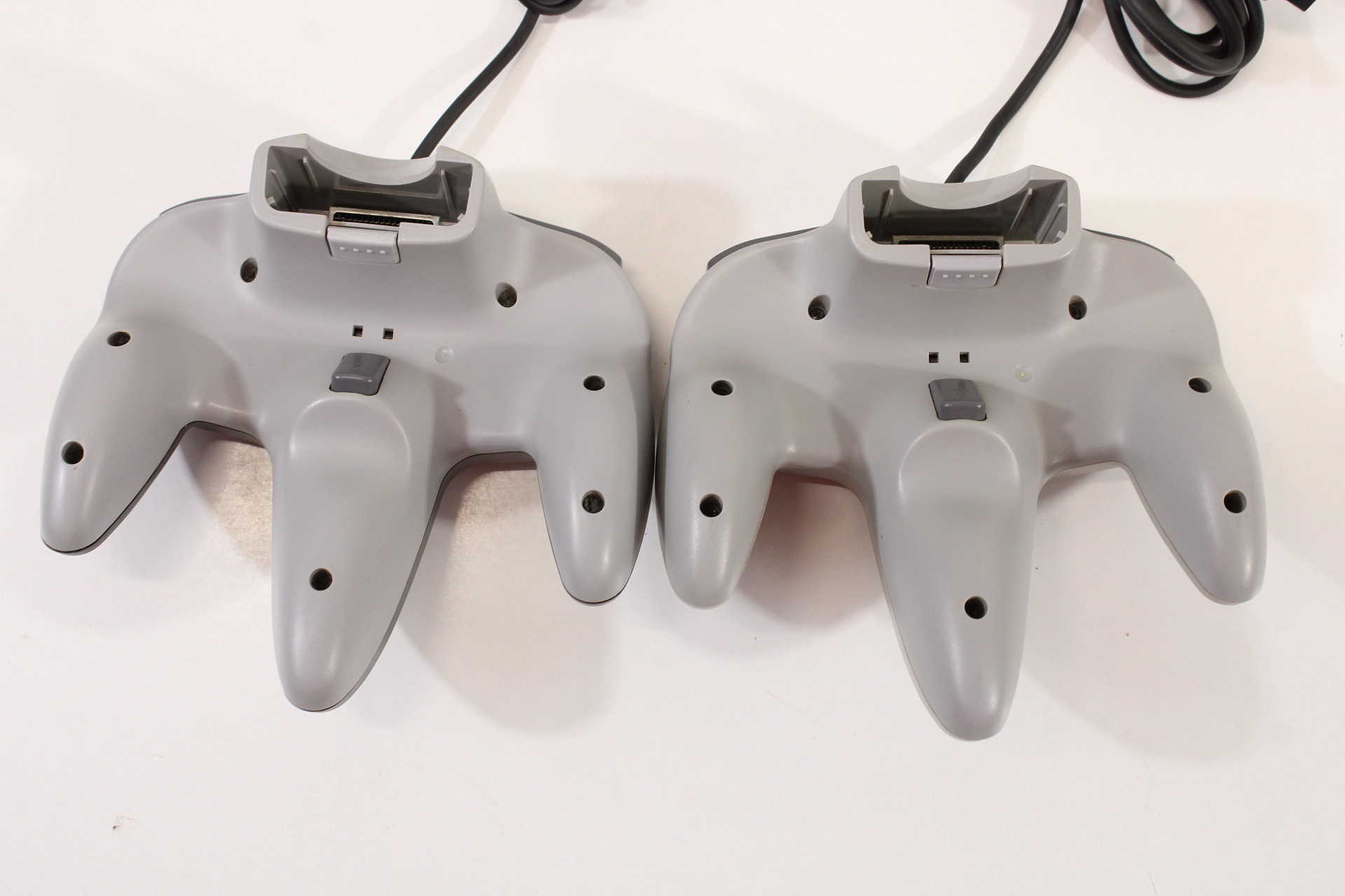 Lot of 2 Official Nintendo 64 Controller Gray & Black x Gray 8/10 Tight Stick N64 (B)