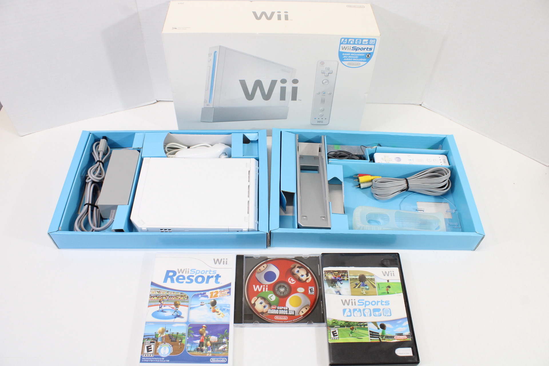 North American Nintendo Wii White Console Boxed 3 Games Controller Cables RVL-001(USA) (B)