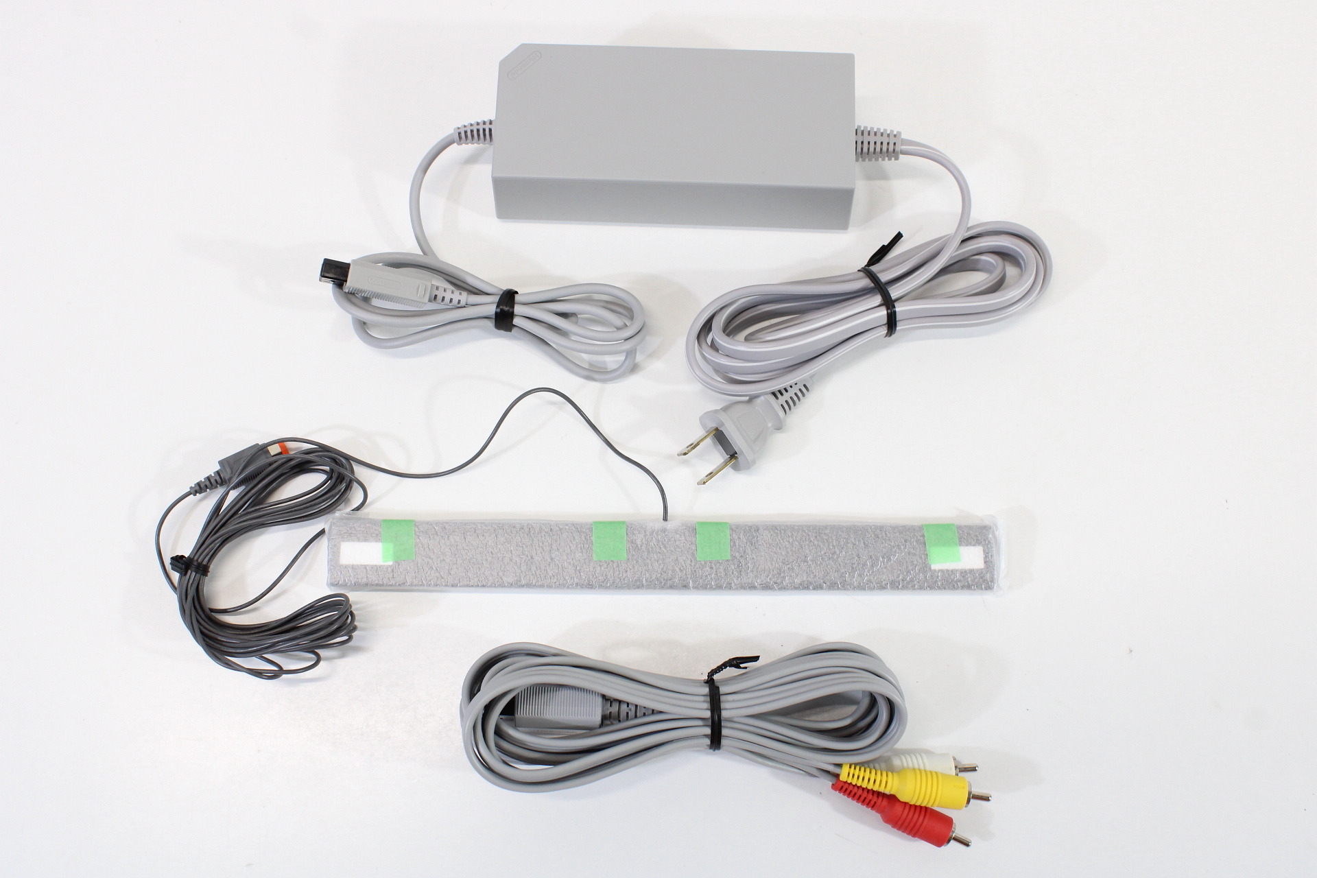 North American Nintendo Wii White Console Boxed 3 Games Controller Cables RVL-001(USA) (B)