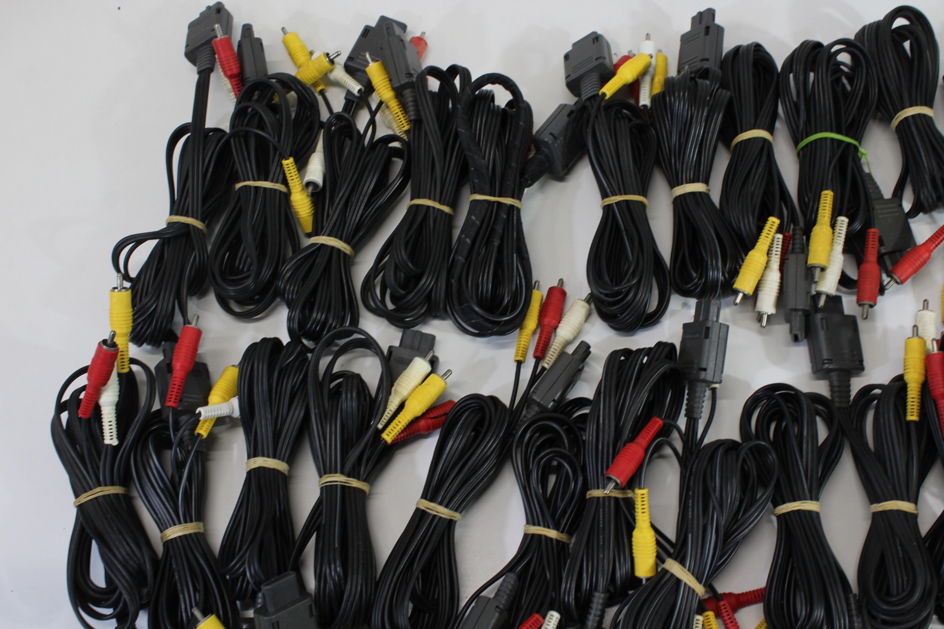 Wholesale Lot of 30 Nintendo Super Famicom Super Nintendo N64 GameCube OEM AV Cable + x1 Hori AV cable SFC (NOT WORKING)