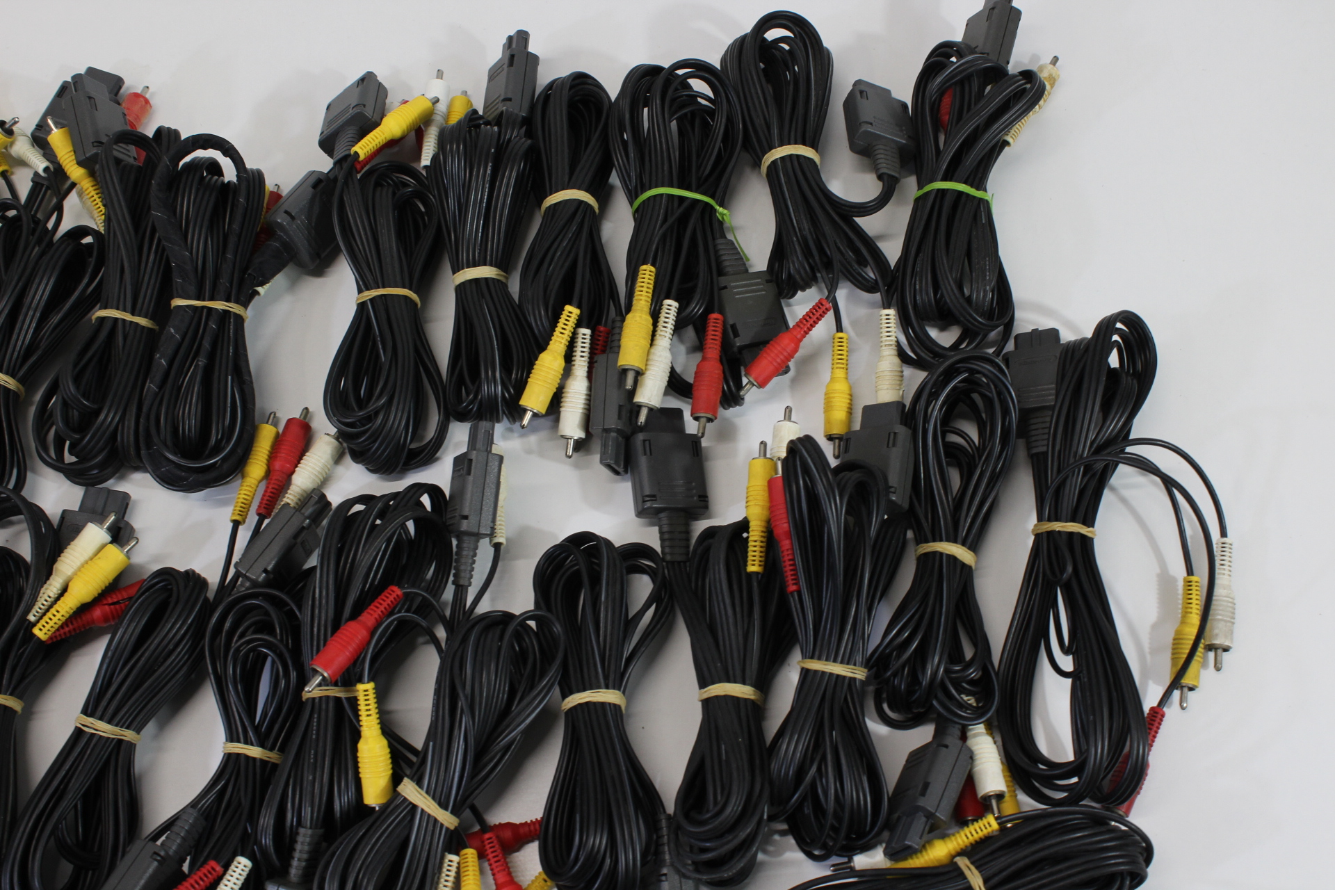 Wholesale Lot of 30 Nintendo Super Famicom Super Nintendo N64 GameCube OEM AV Cable + x1 Hori AV cable SFC (NOT WORKING)