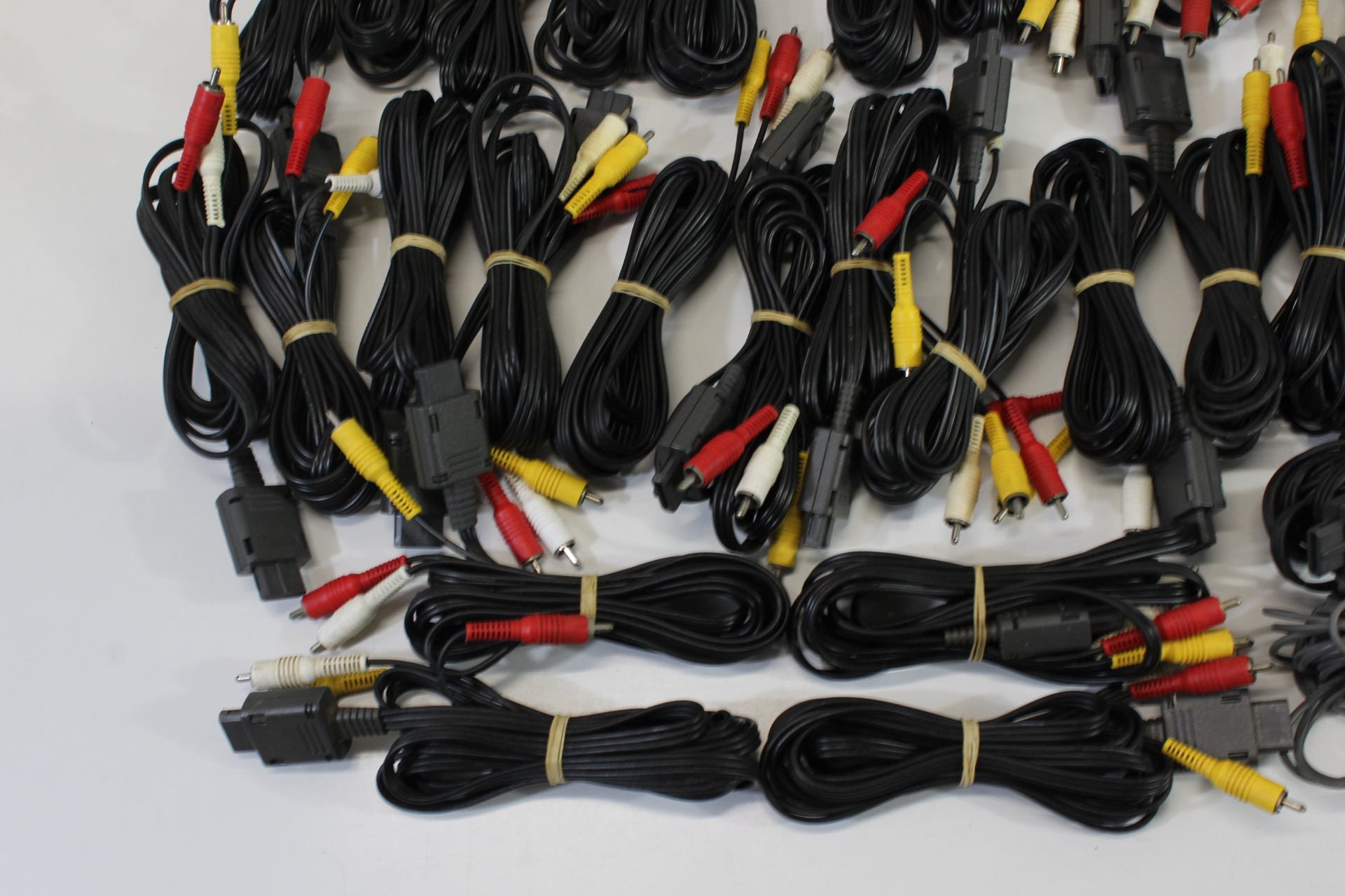 Wholesale Lot of 30 Nintendo Super Famicom Super Nintendo N64 GameCube OEM AV Cable + x1 Hori AV cable SFC (NOT WORKING)