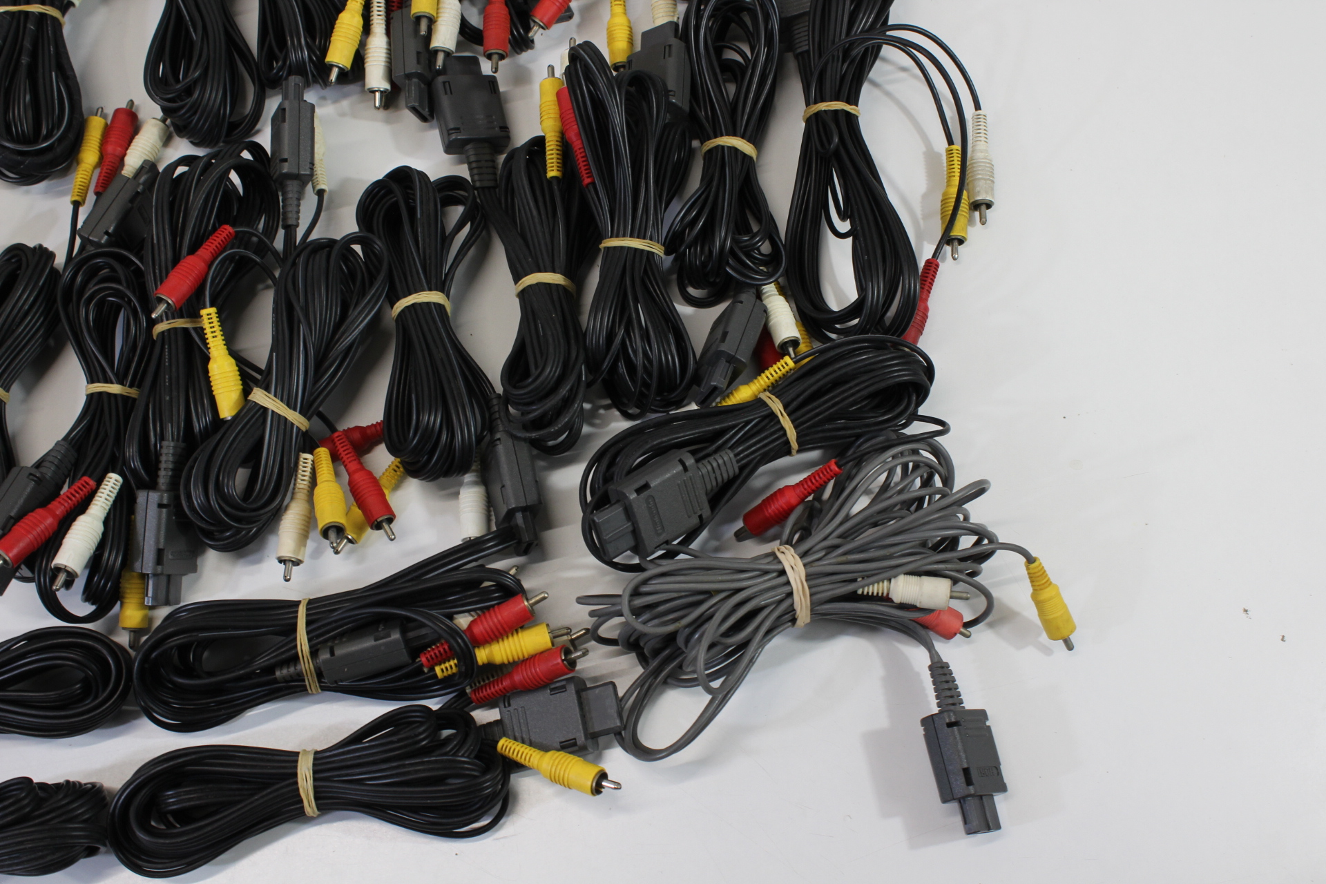 Wholesale Lot of 30 Nintendo Super Famicom Super Nintendo N64 GameCube OEM AV Cable + x1 Hori AV cable SFC (NOT WORKING)