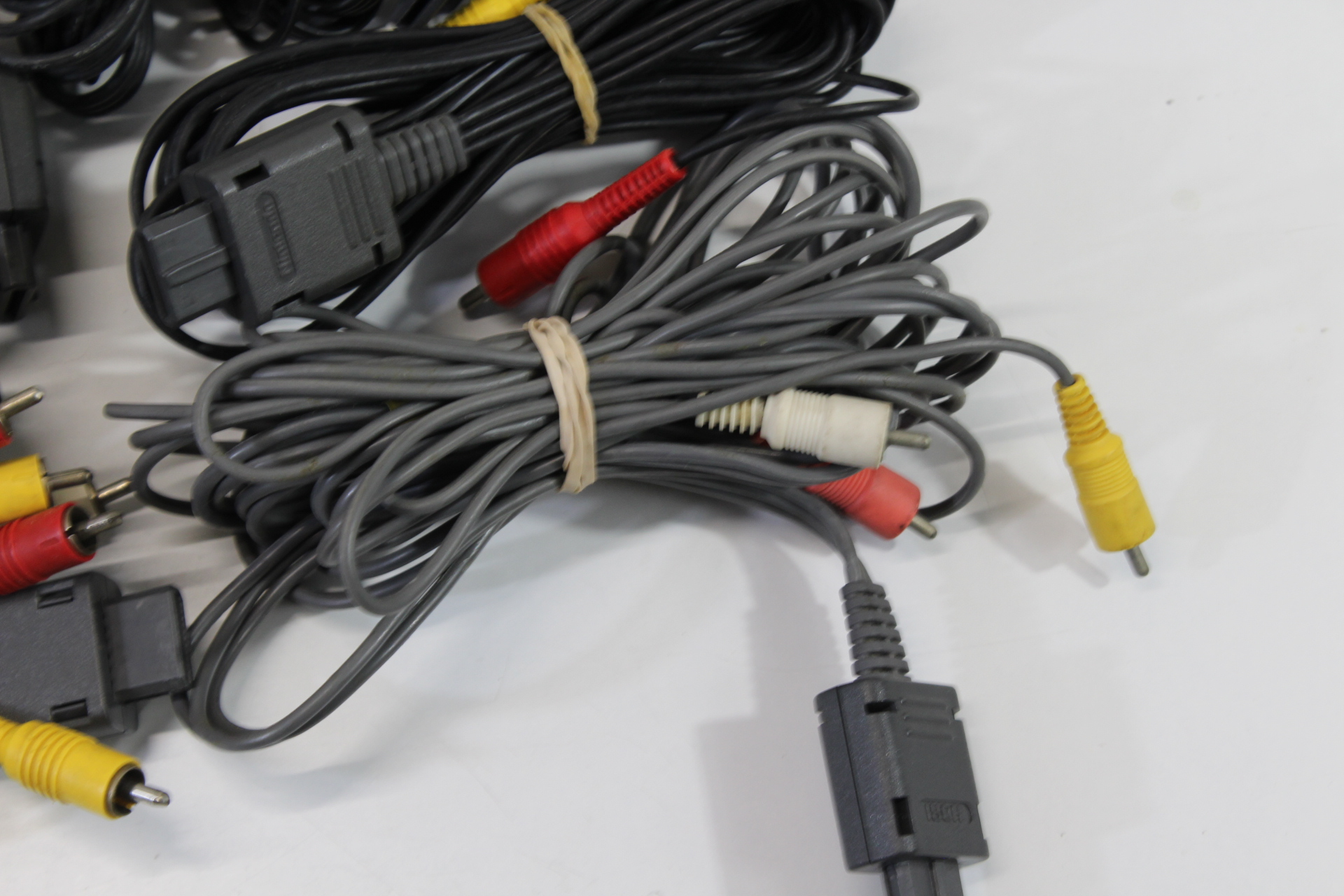 Wholesale Lot of 30 Nintendo Super Famicom Super Nintendo N64 GameCube OEM AV Cable + x1 Hori AV cable SFC (NOT WORKING)
