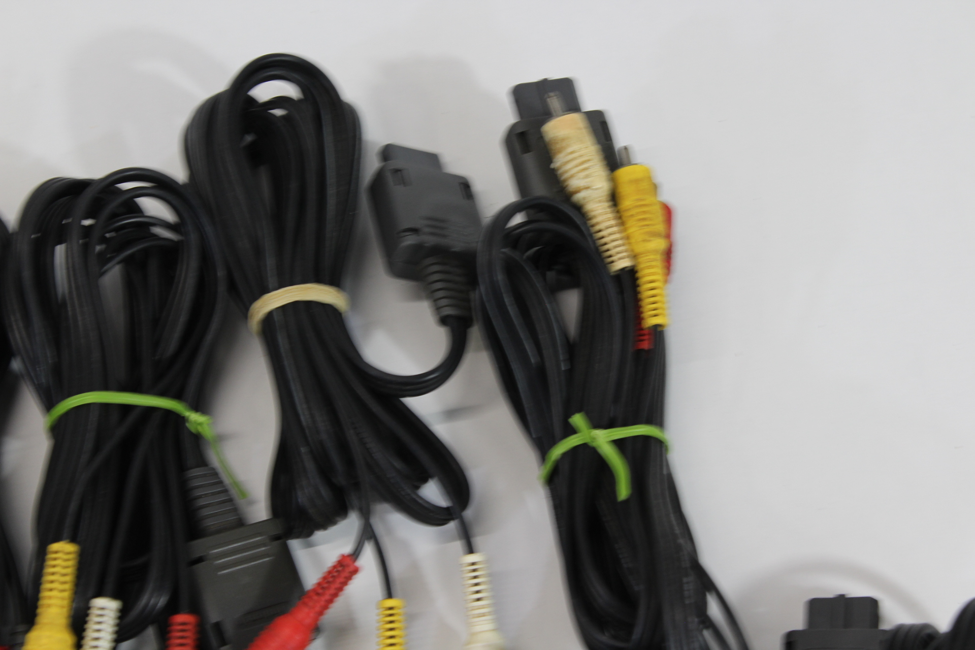 Wholesale Lot of 30 Nintendo Super Famicom Super Nintendo N64 GameCube OEM AV Cable + x1 Hori AV cable SFC (NOT WORKING)