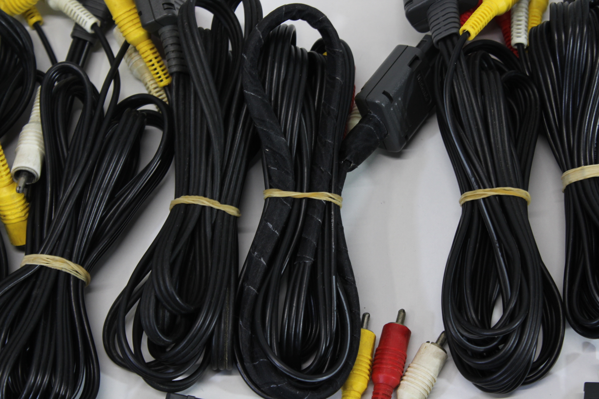 Wholesale Lot of 30 Nintendo Super Famicom Super Nintendo N64 GameCube OEM AV Cable + x1 Hori AV cable SFC (NOT WORKING)