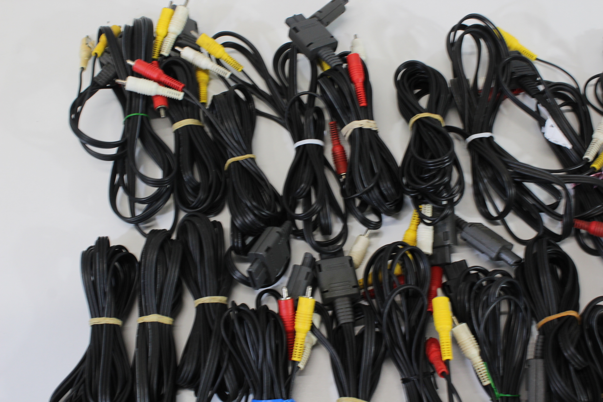 Wholesale Lot of 30 Nintendo Super Famicom Super Nintendo N64 GameCube OEM AV Cable + x1 Hori AV cable SFC (NOT WORKING)