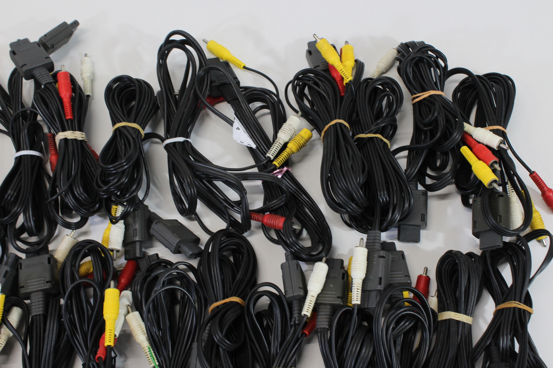 Wholesale Lot of 30 Nintendo Super Famicom Super Nintendo N64 GameCube OEM AV Cable + x1 Hori AV cable SFC (NOT WORKING)
