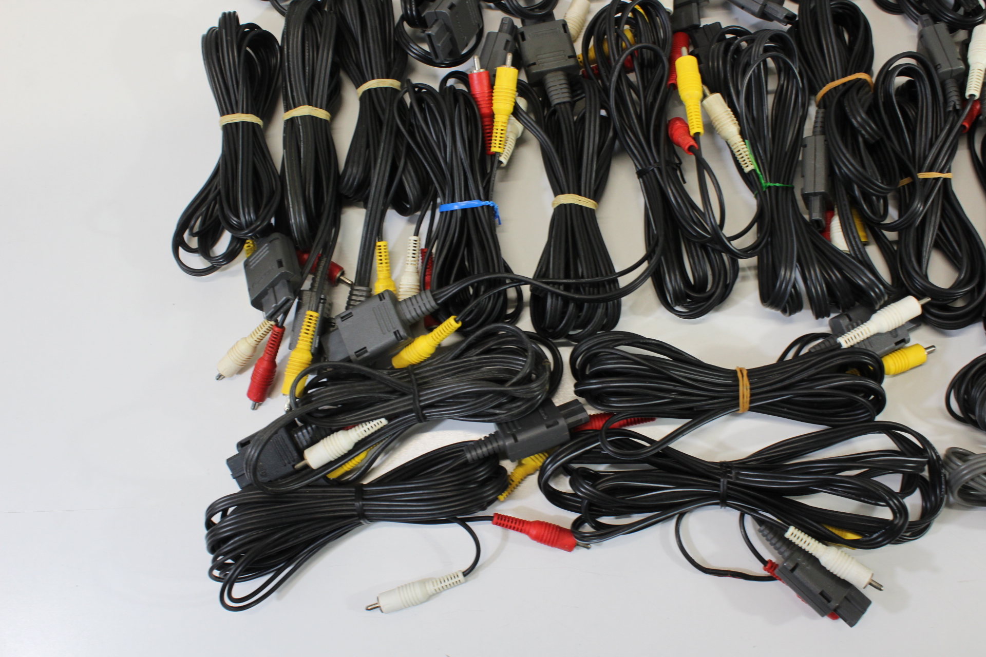 Wholesale Lot of 30 Nintendo Super Famicom Super Nintendo N64 GameCube OEM AV Cable + x1 Hori AV cable SFC (NOT WORKING)