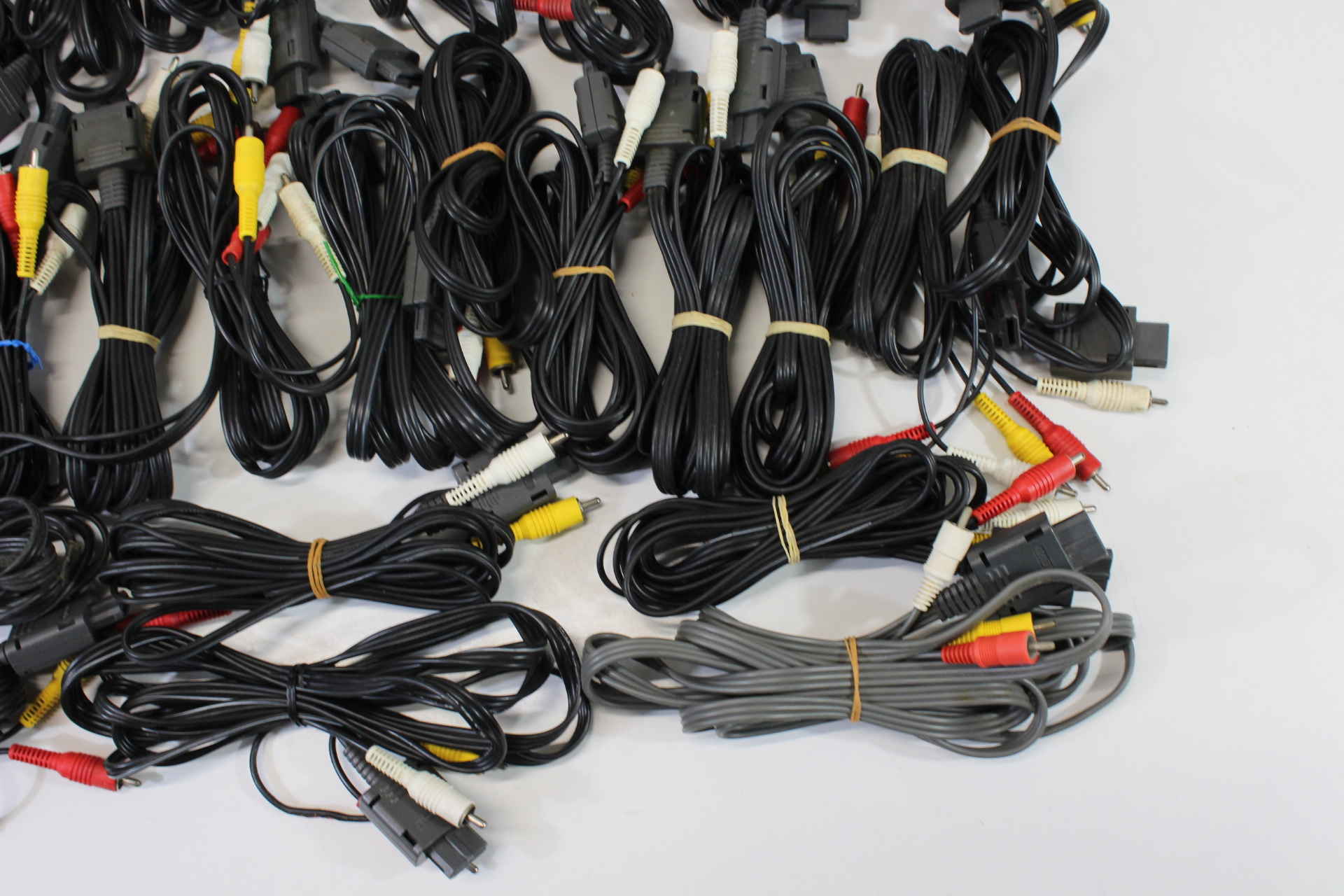 Wholesale Lot of 29 Nintendo Super Famicom Super Nintendo N64 GameCube OEM AV Cable (NOT WORKING)