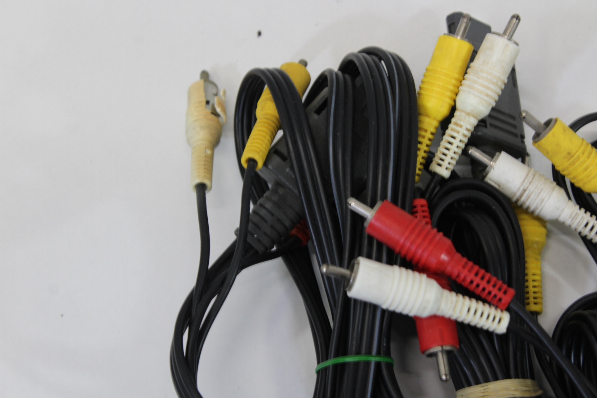 Wholesale Lot of 29 Nintendo Super Famicom Super Nintendo N64 GameCube OEM AV Cable (NOT WORKING)