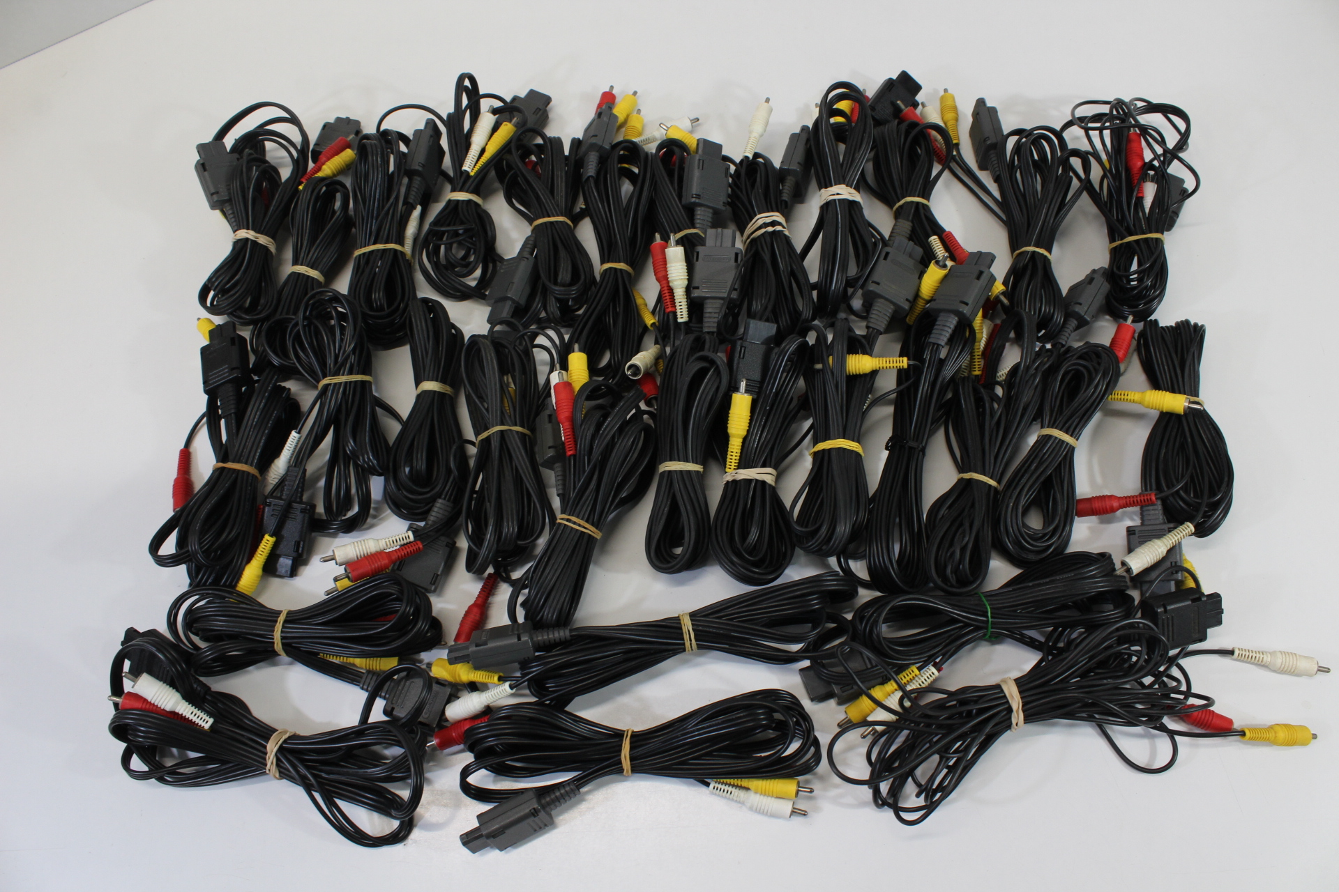 Wholesale Lot of 30 Nintendo Super Famicom Super Nintendo N64 GameCube OEM AV Cable + x1 Hori AV cable SFC (NOT WORKING)