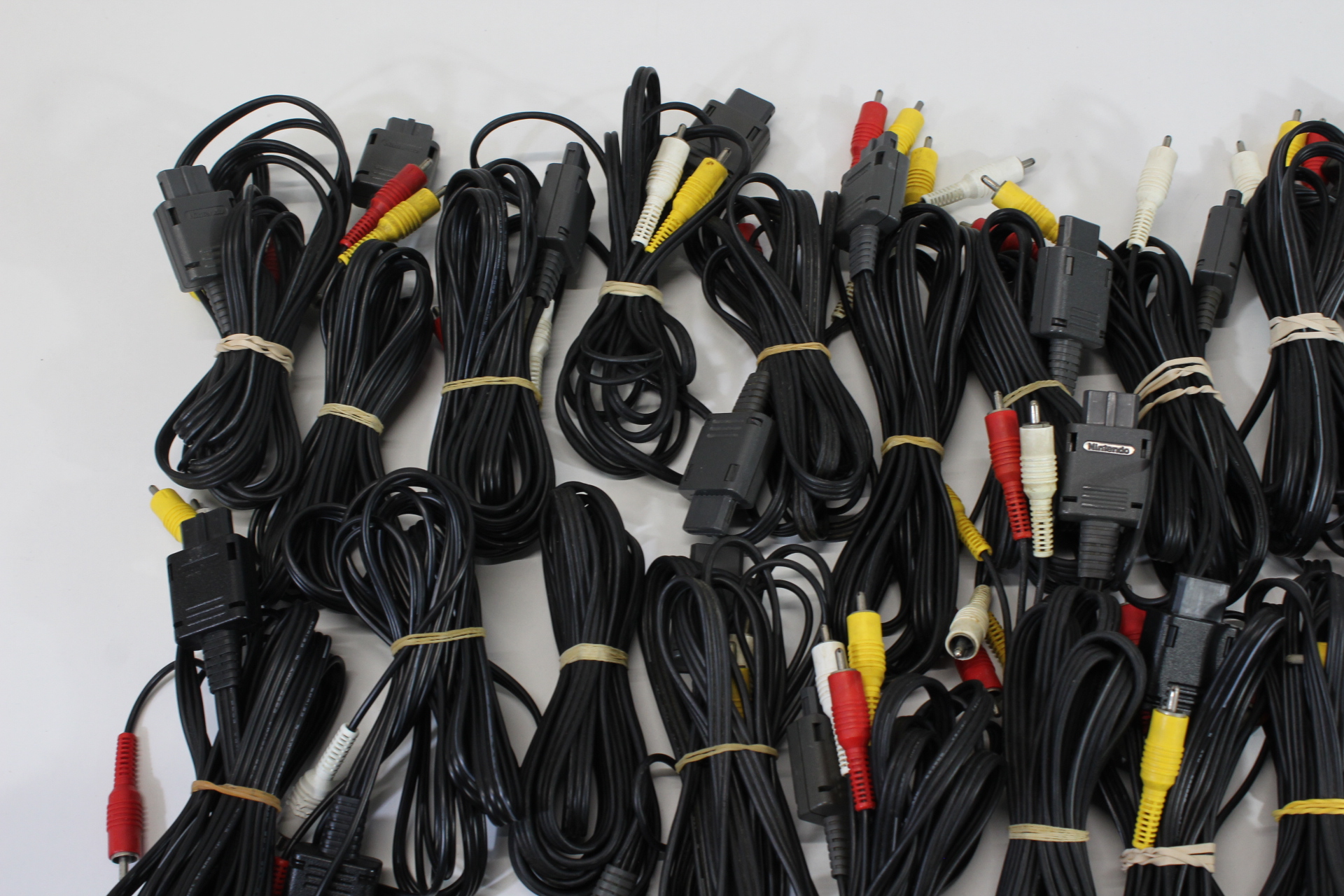 Wholesale Lot of 30 Nintendo Super Famicom Super Nintendo N64 GameCube OEM AV Cable + x1 Hori AV cable SFC (NOT WORKING)