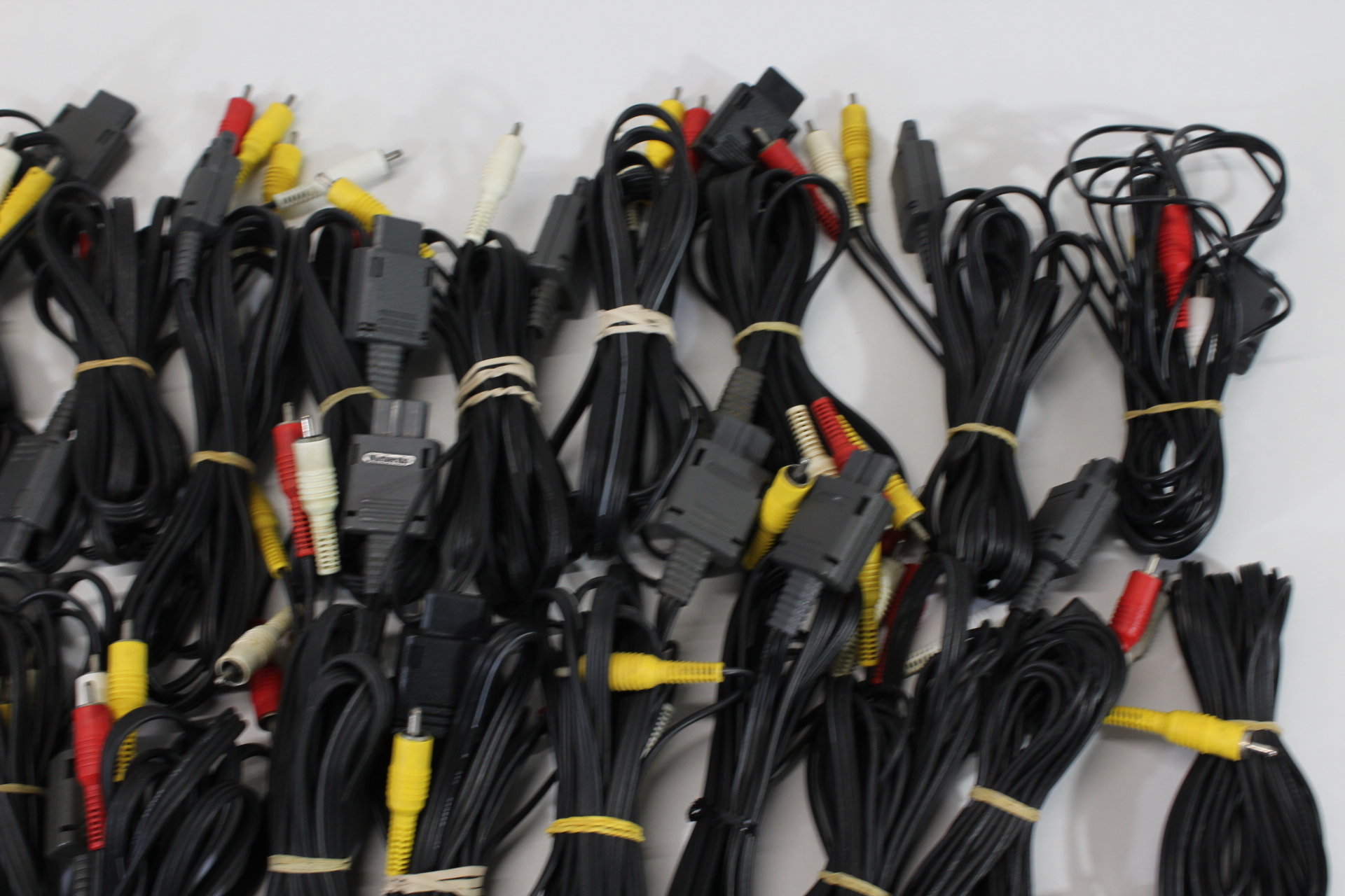 Wholesale Lot of 30 Nintendo Super Famicom Super Nintendo N64 GameCube OEM AV Cable + x1 Hori AV cable SFC (NOT WORKING)