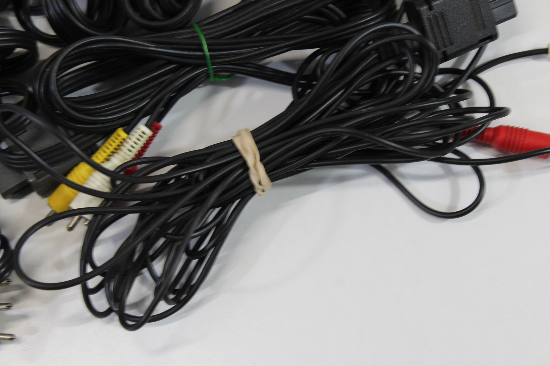 Wholesale Lot of 29 Nintendo Super Famicom Super Nintendo N64 GameCube OEM AV Cable (NOT WORKING)