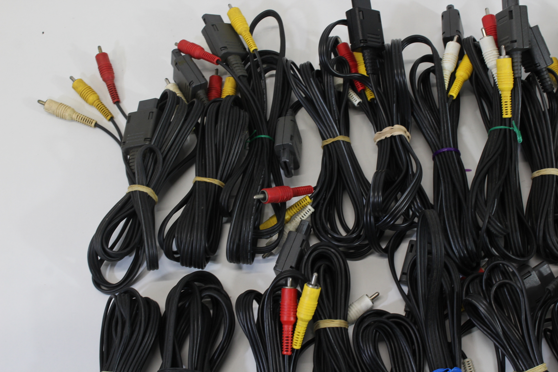 Wholesale Lot of 29 Nintendo Super Famicom Super Nintendo N64 GameCube OEM AV Cable (NOT WORKING)