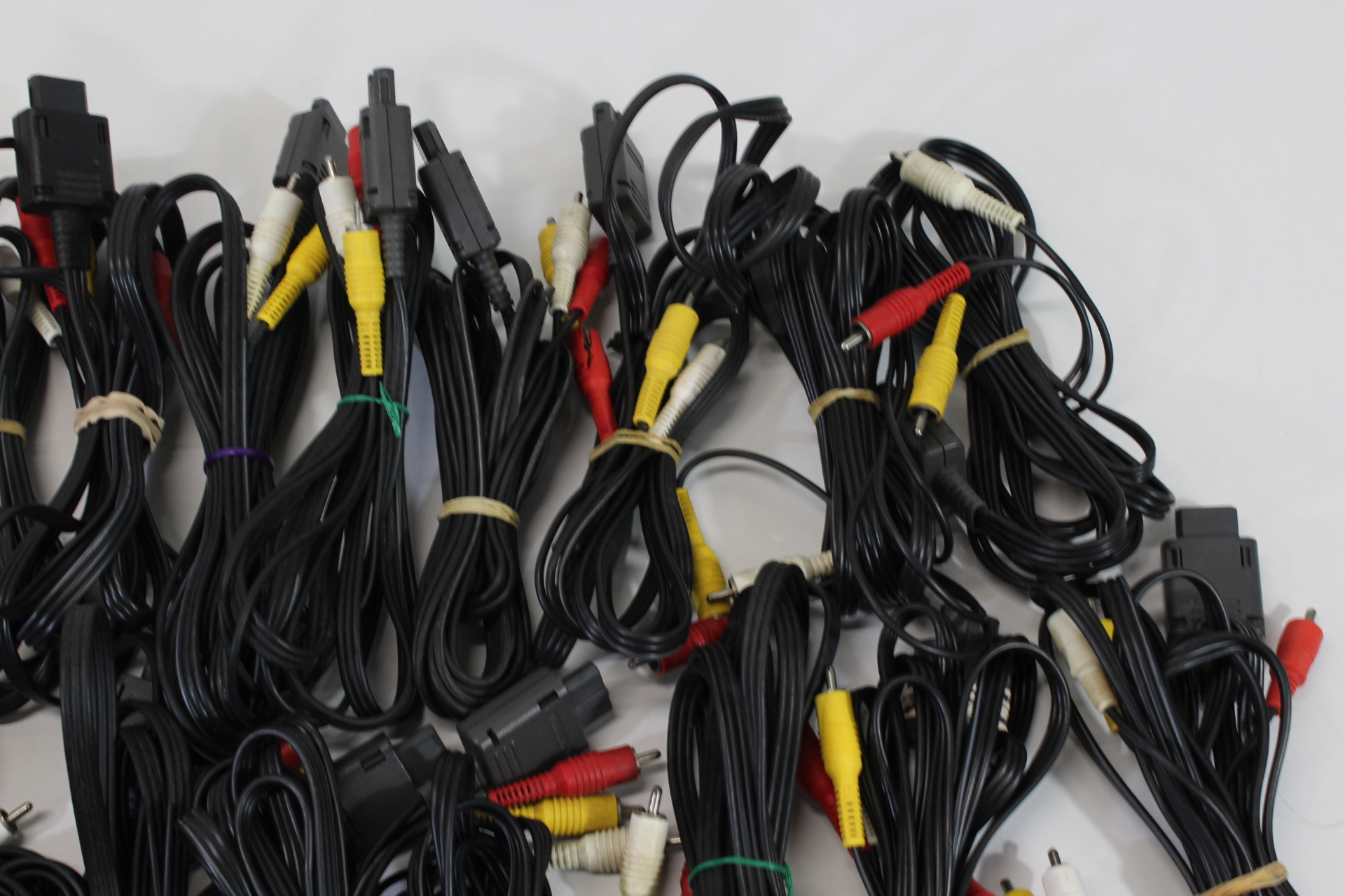 Wholesale Lot of 29 Nintendo Super Famicom Super Nintendo N64 GameCube OEM AV Cable (NOT WORKING)